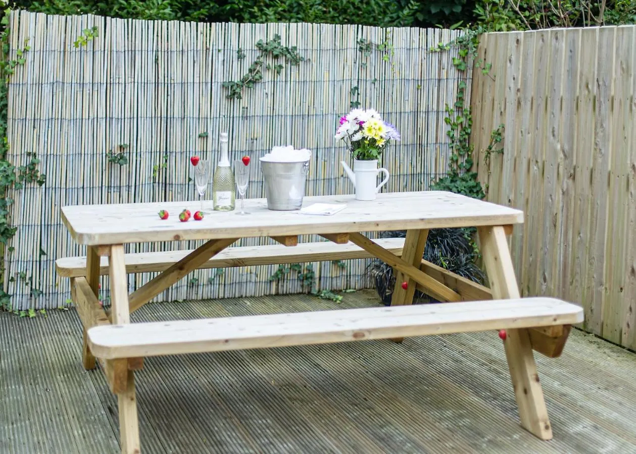 Entire Family Home , Large Rear Garden And Free Parking Belfast