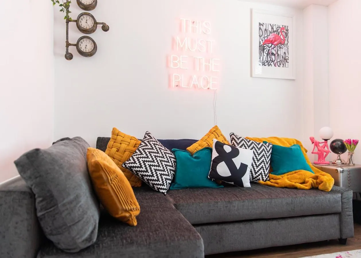 Vakantiehuis Entire Family Home , Large Rear Garden And Free Parking Belfast