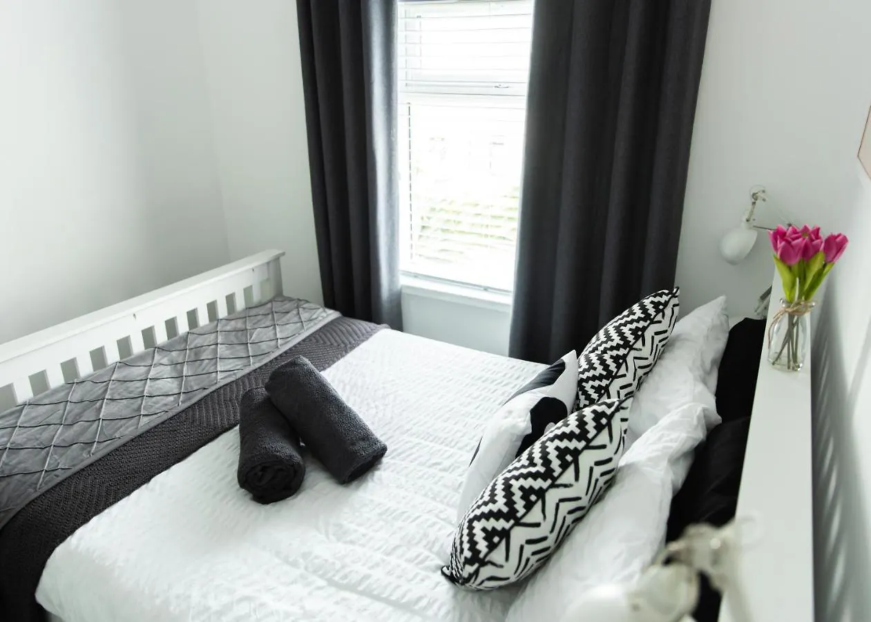 Entire Family Home , Large Rear Garden And Free Parking Belfast Vakantiehuis