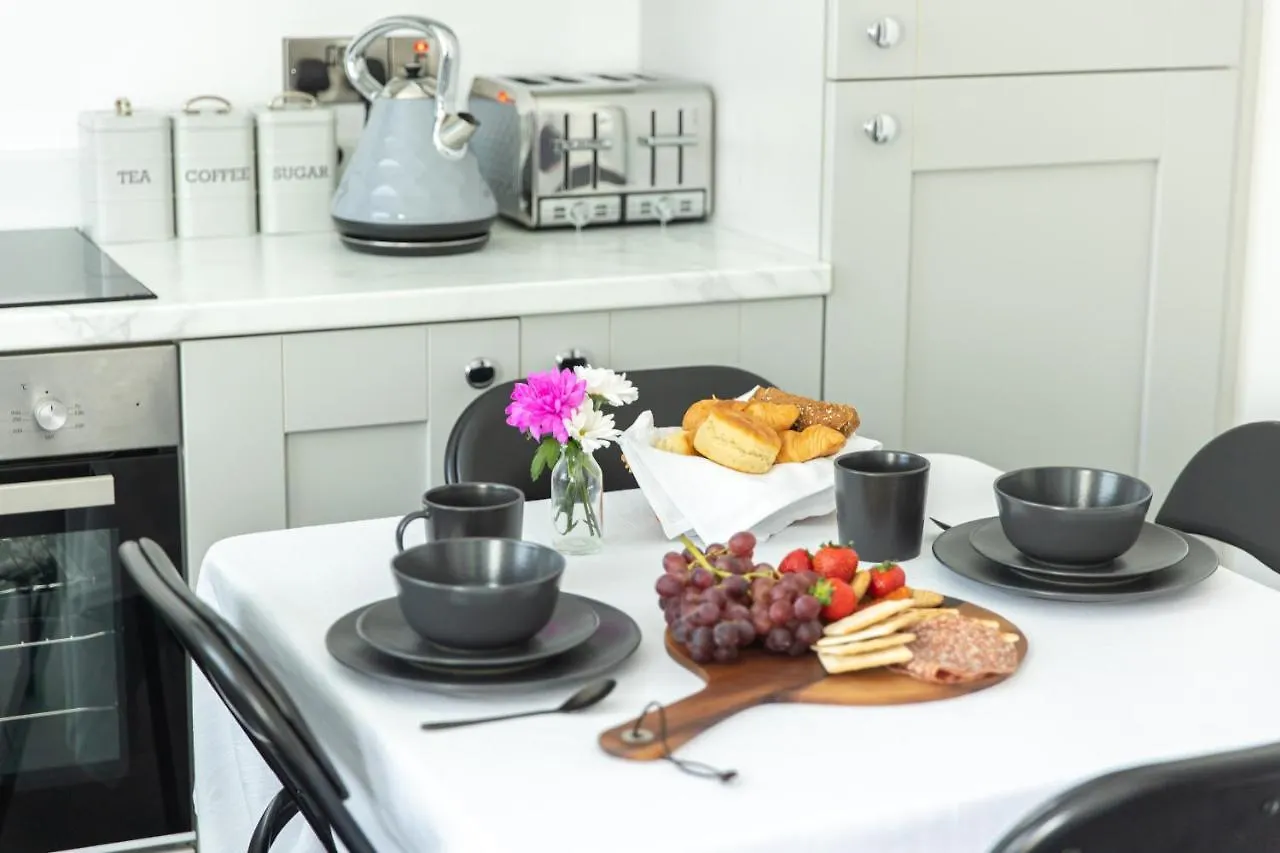 Entire Family Home , Large Rear Garden And Free Parking Belfast Vakantiehuis