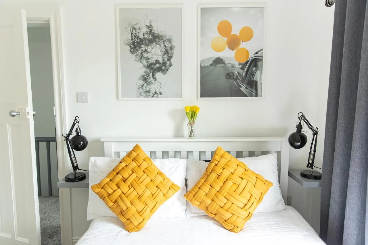 Entire Family Home , Large Rear Garden And Free Parking Belfast