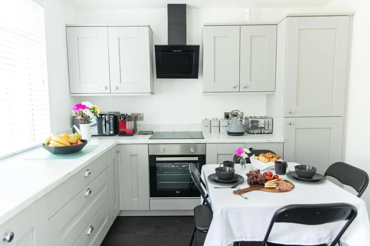 Entire Family Home , Large Rear Garden And Free Parking Belfast